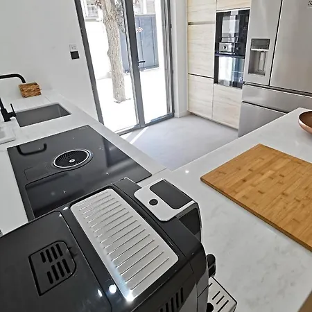 Villa La De L'ecole ! Piscine, Jardin, Garage, Clim ! *