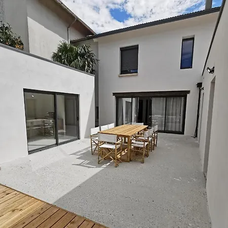 Villa La De L'ecole ! Piscine, Jardin, Garage, Clim ! *