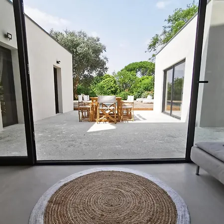 Villa La De L'ecole ! Piscine, Jardin, Garage, Clim ! *