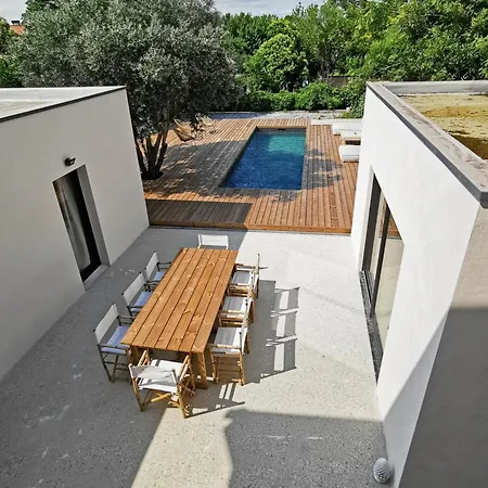 Villa La De L'ecole ! Piscine, Jardin, Garage, Clim !