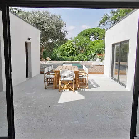 Villa La De L'ecole ! Piscine, Jardin, Garage, Clim ! *